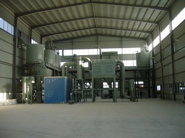 動(dòng)盤(pán)上裝有尺棒氣流粉碎機(jī)或錘頭、刀片等