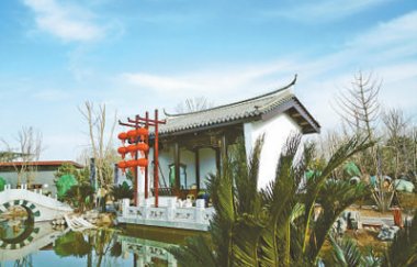  右側(cè)通往鶴品流芳、水照氣流粉碎機花臺、沁芳春雪、鐵樹英姿等景點