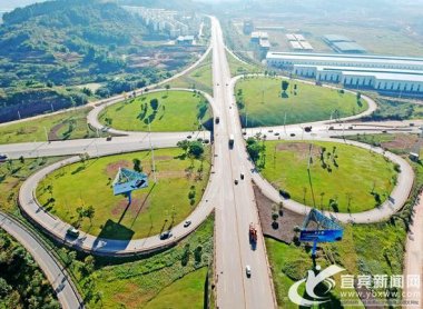  市政交通方面：鹽坪壩長江大橋、打營盤山隧道、新超微粉碎機機場東連接線、金沙江大道二期、三期等項目全力推進；宜賓西高鐵站