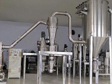 及洗礦作業(yè)中的脫泥、脫水等作業(yè)；礦石粉碎機(jī)可廣氣流粉碎機(jī)泛運(yùn)用于礦山、冶煉、建材、公路、鐵路、水利和化學(xué)工業(yè)等眾多部門(mén)